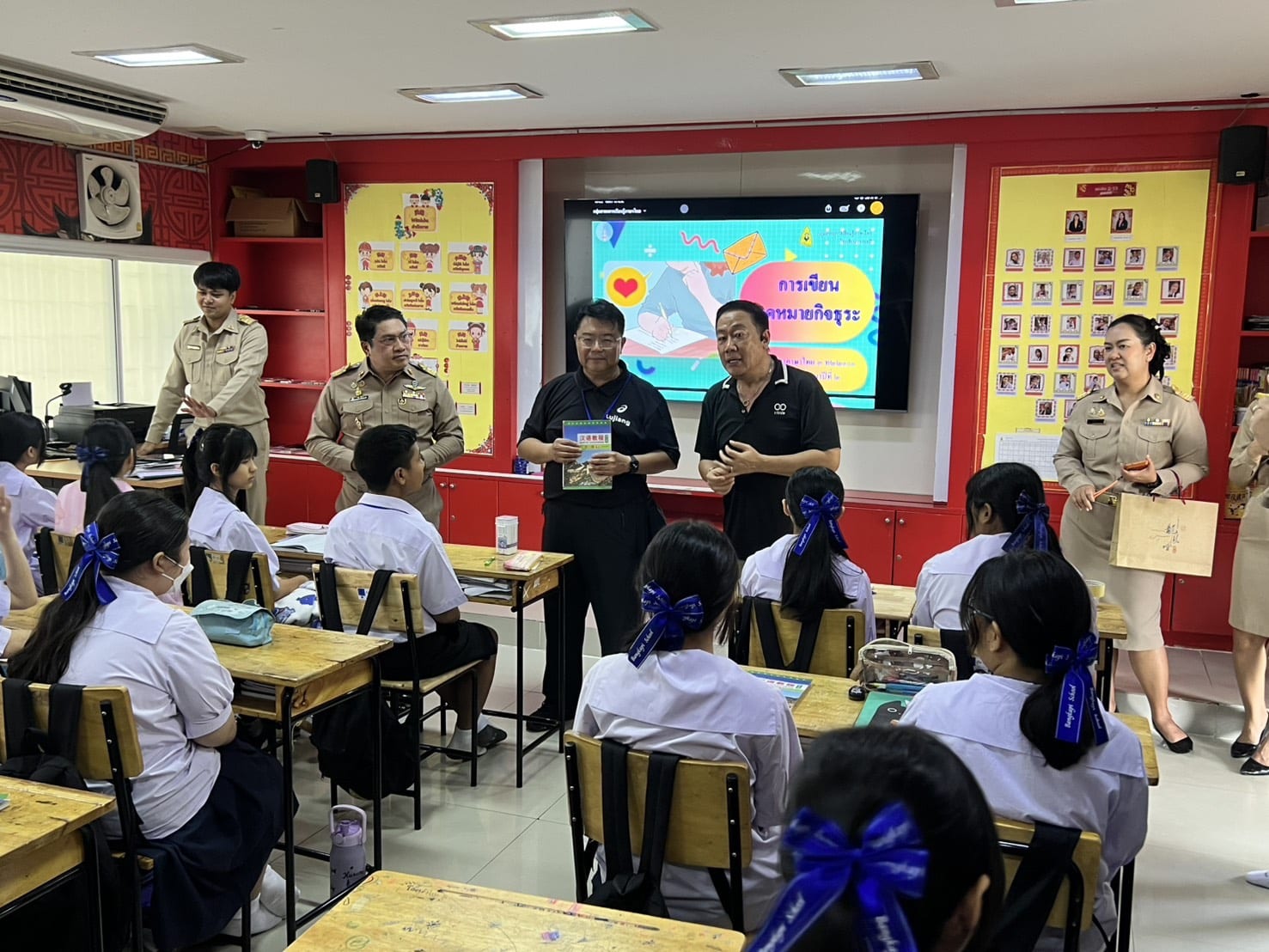 鷺江國中體育團隊到曼谷知名的完全中學BANGKAPI SCHOOL參訪，跟華語班學生互動。