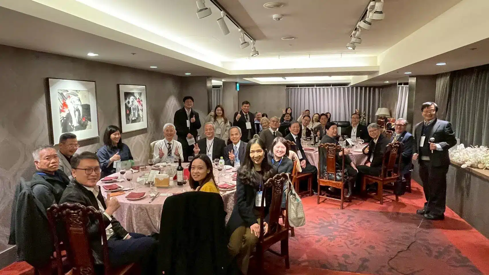 龍華科大副校長柯淑芬接受亞利桑那大學成員贈送紀念品
