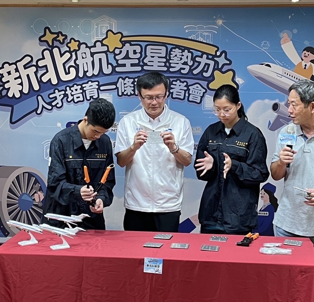 新北市教育局長張明文與學生互動，關注航空職涯探索及人才培育