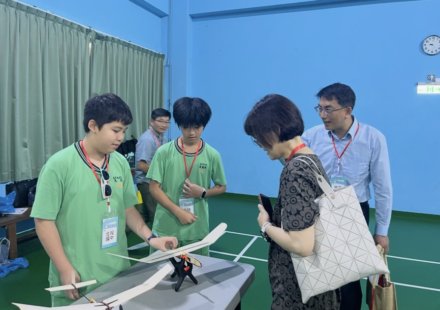 北投國中學生展示飛行模型，與參觀者交流航太實作學習成果