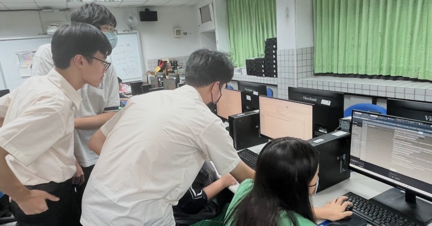 學生在電腦教室共同操作與討論數位工具，進行跨校資訊學習