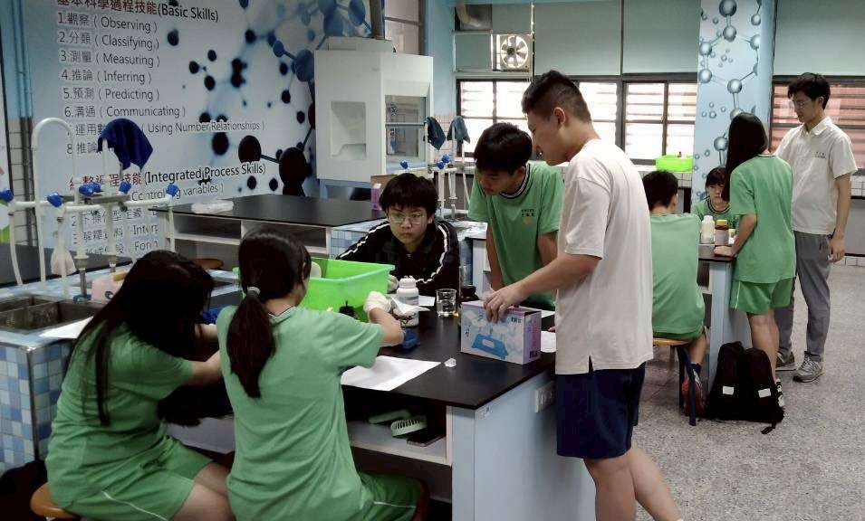 學生在實驗室分組進行科學探究，透過跨校交流共同觀察與操作