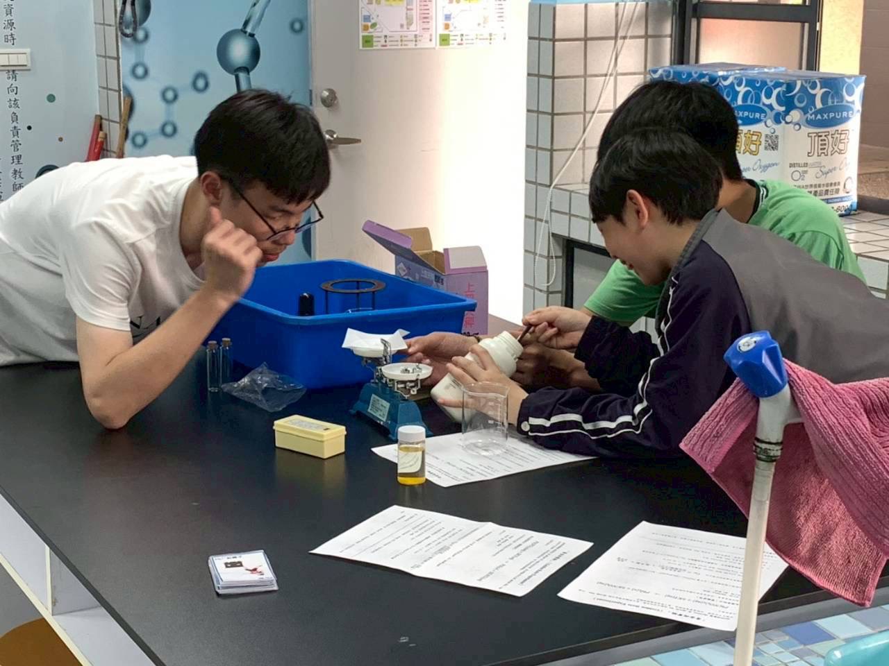 學生圍繞實驗器材進行操作與觀察，練習科學探究及小組討論