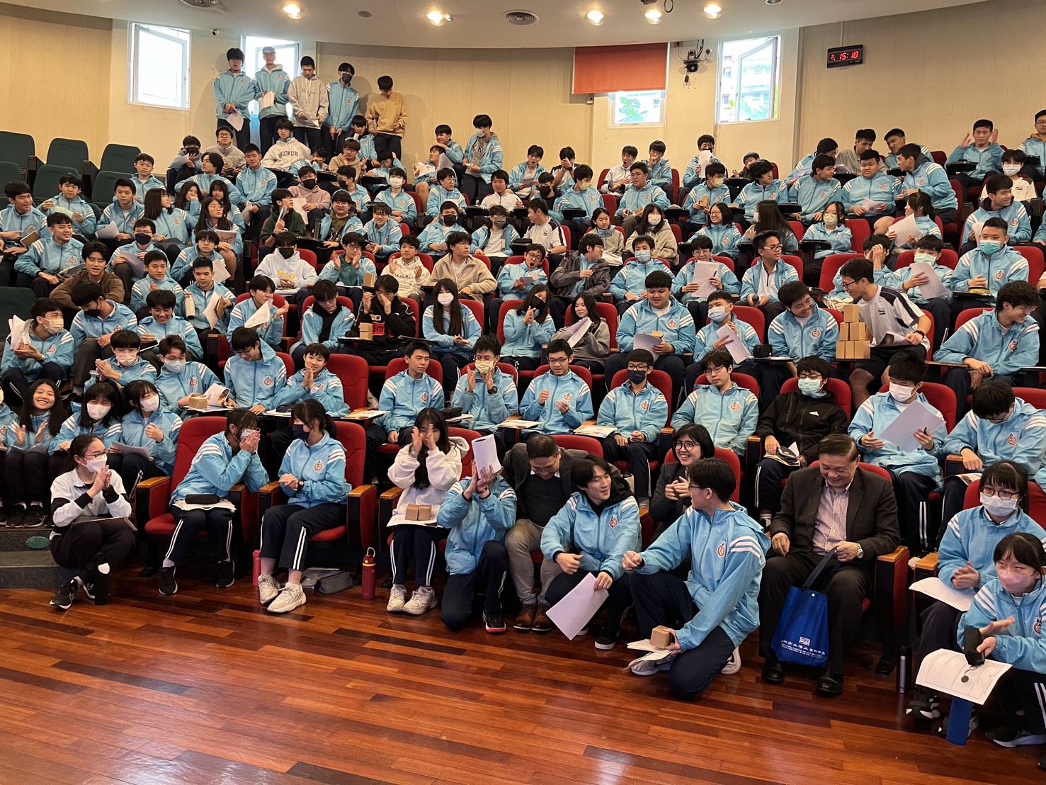 李羅權院士引領核融合科普之旅 南山中學學生參訪聚界實驗室