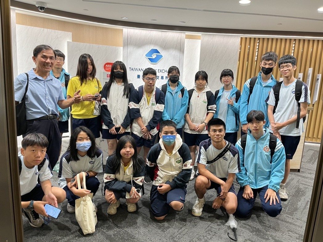 台灣學聯職業探索攜手南山中學參訪證交所與野村投信 開拓學生視野